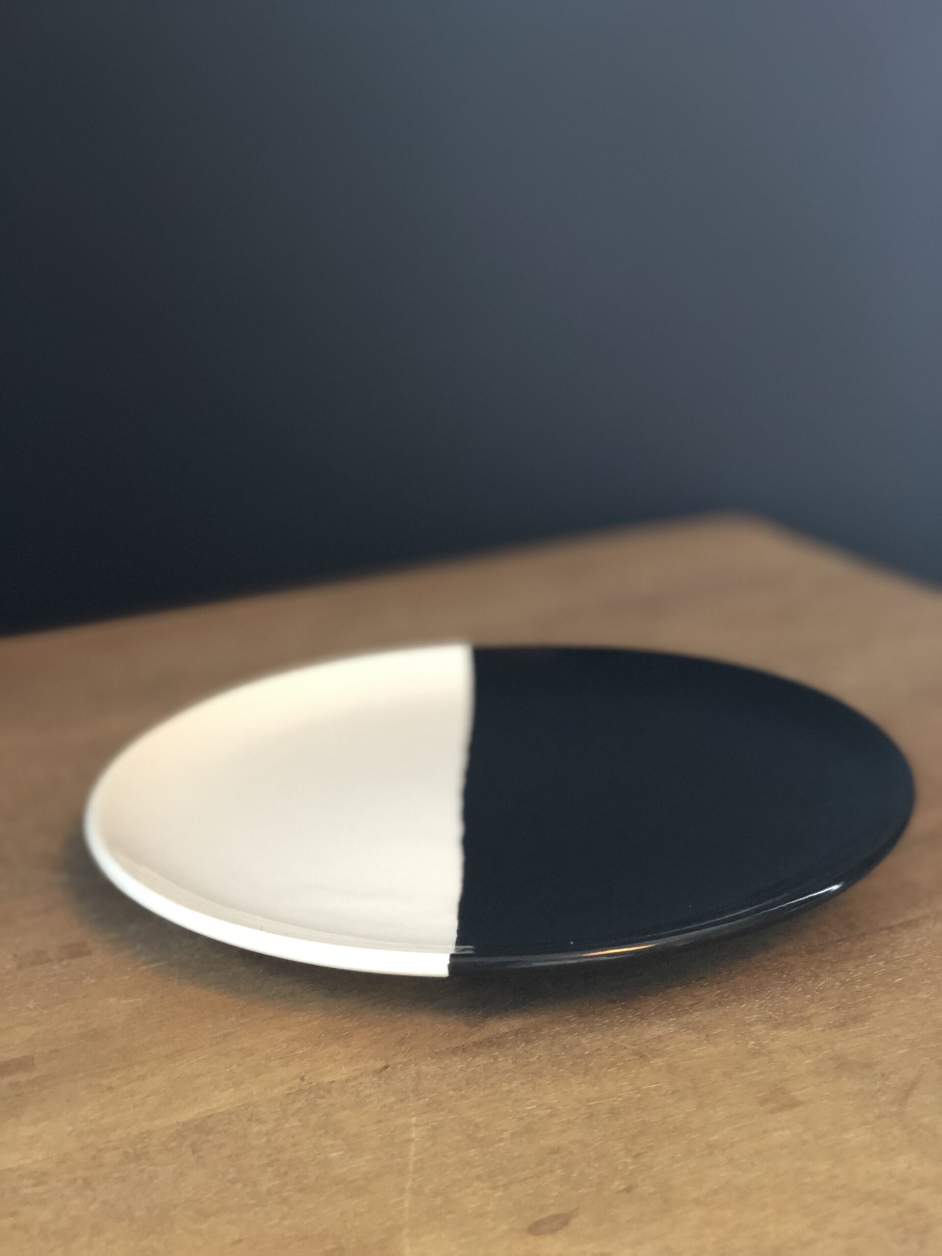 Assiette en porcelaine blanche & noire - L'INATELIER Artisanat français