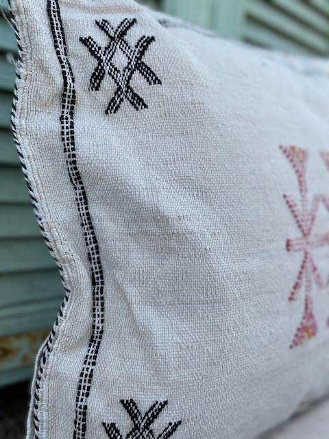 Houssecoussinsabrablancmotifsnoiretrose02