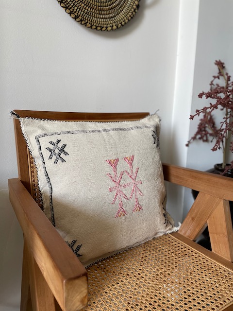 Houssecoussinsabrablancmotifsnoiretrose05