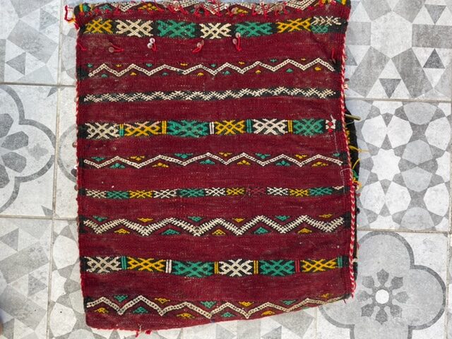Houssecoussinvintagebordeauvertrougemotifsethniques03